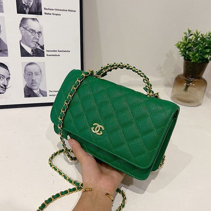 Portefeuille Sur Chaîne en Cuir d'Agneau Brillant avec Perles et Métal Doré