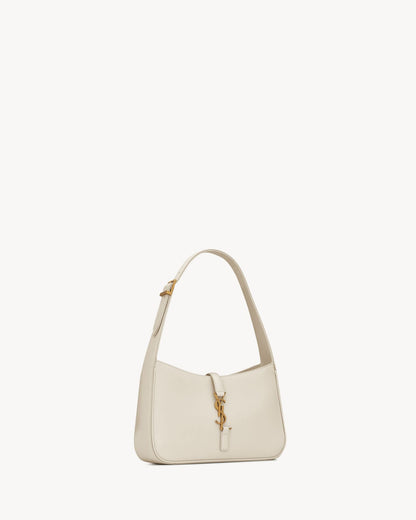 YL -  Le 5 à 7 Patent Leather Hobo – Burgundy Elegance