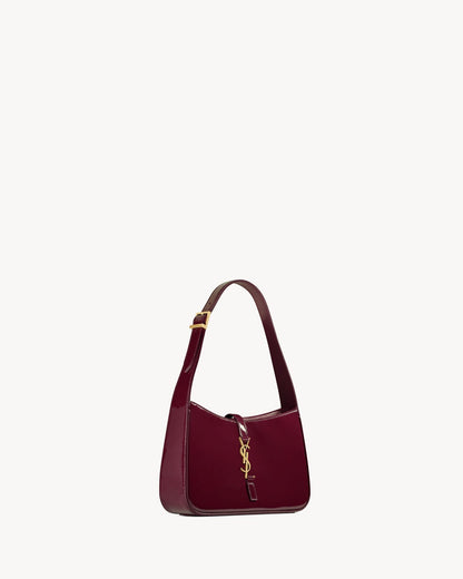 YL -  Le 5 à 7 Patent Leather Hobo – Burgundy Elegance