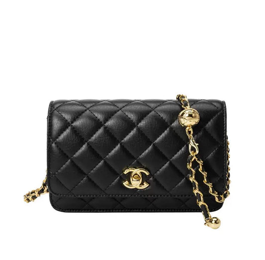 Portefeuille Sur Chaîne en Cuir d'Agneau Brillant avec Perles et Métal Doré